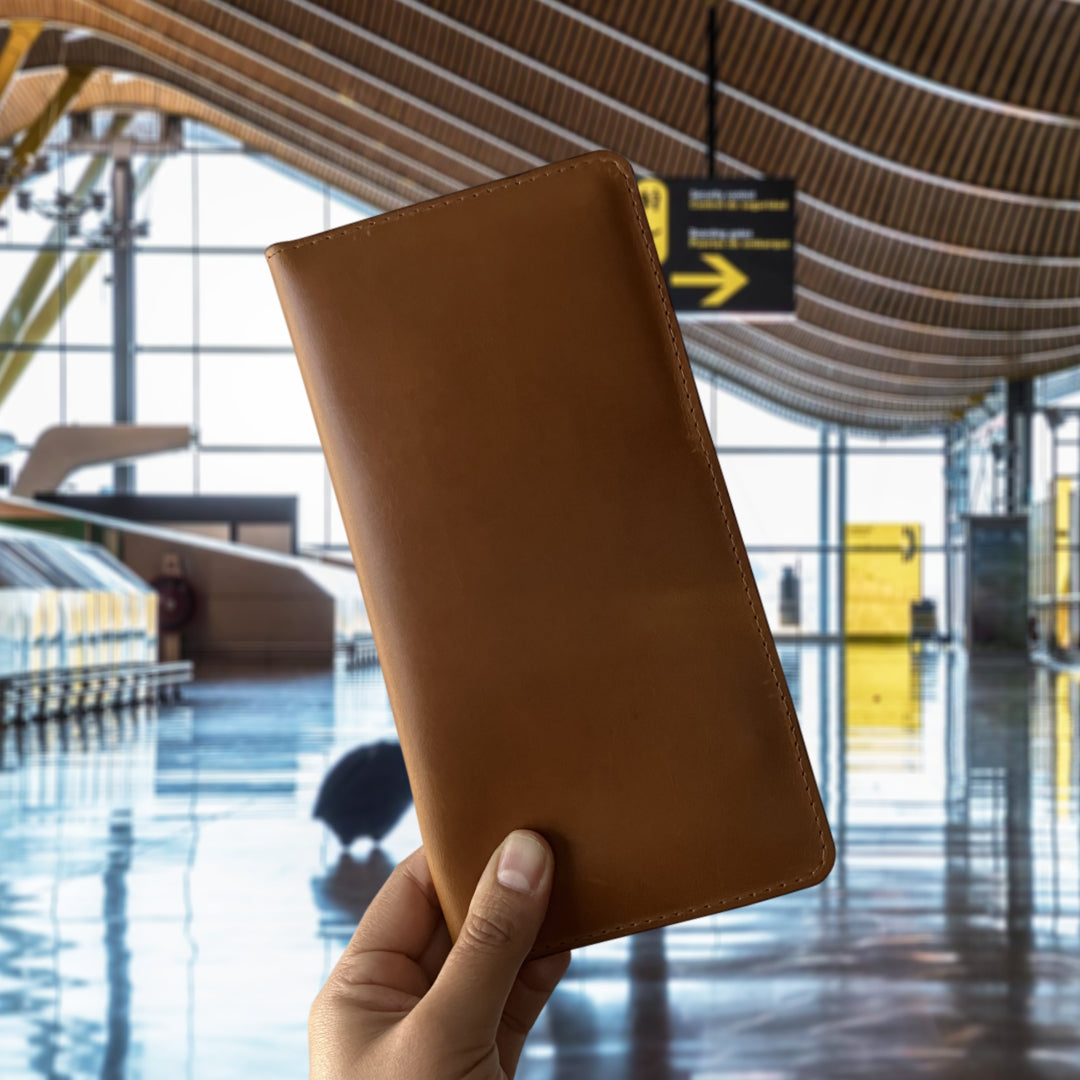 Porta pasaporte en cuero | ENNE Taller de Cuero
