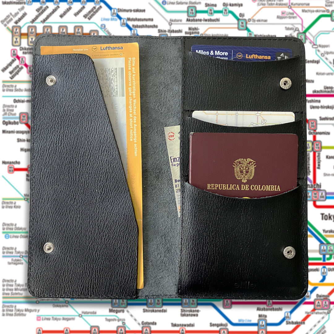 Porta pasaporte en cuero | ENNE Taller de Cuero