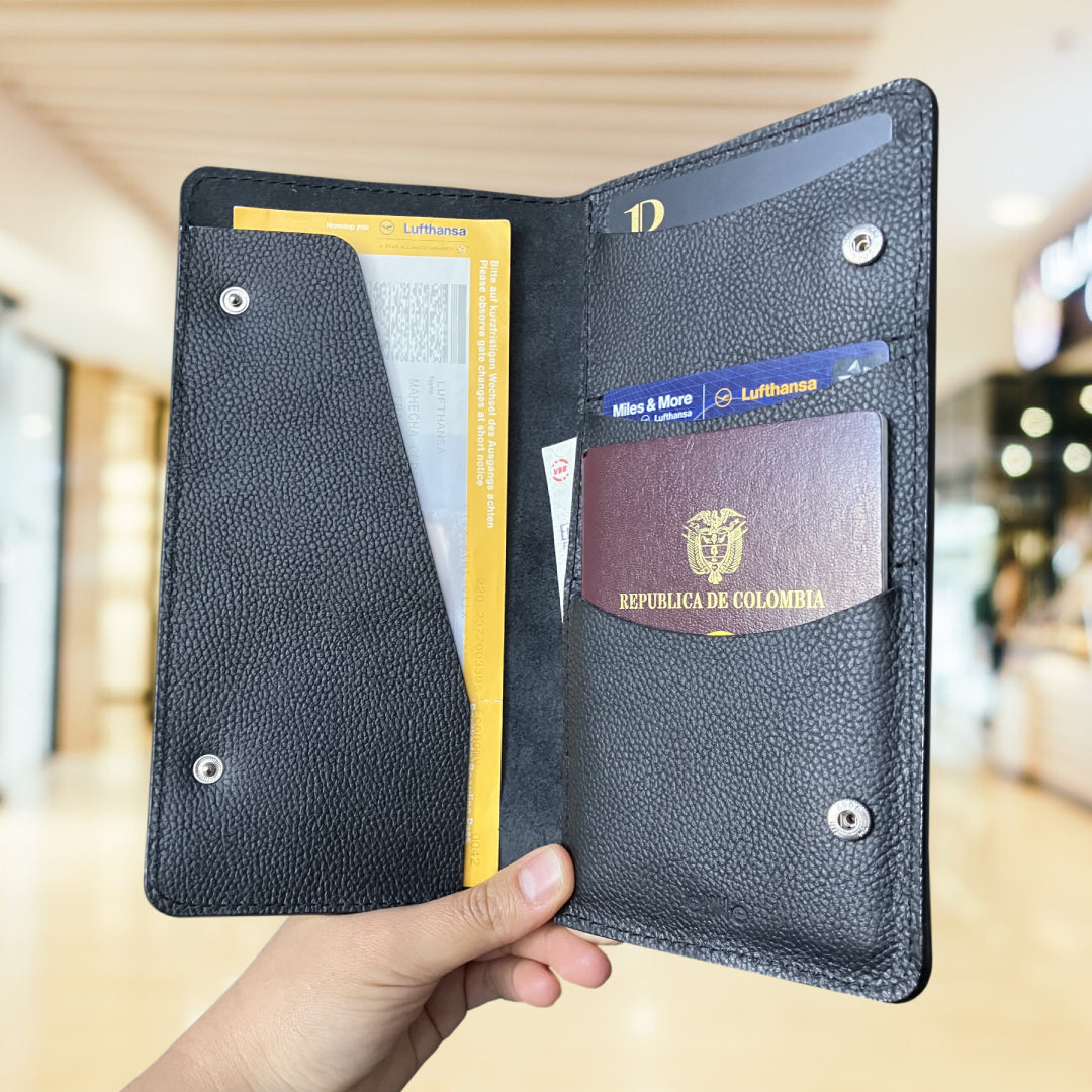Porta pasaporte en cuero | ENNE Taller de Cuero