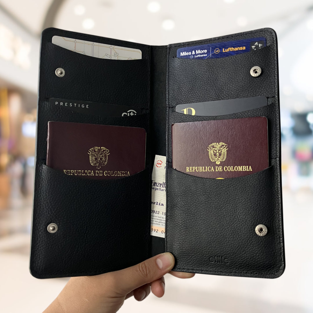 Porta pasaporte en cuero | ENNE Taller de Cuero
