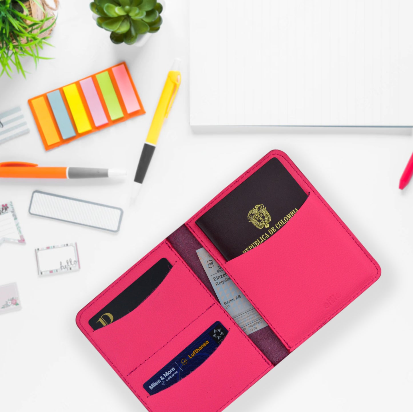Porta pasaporte en cuero | ENNE Taller de Cuero