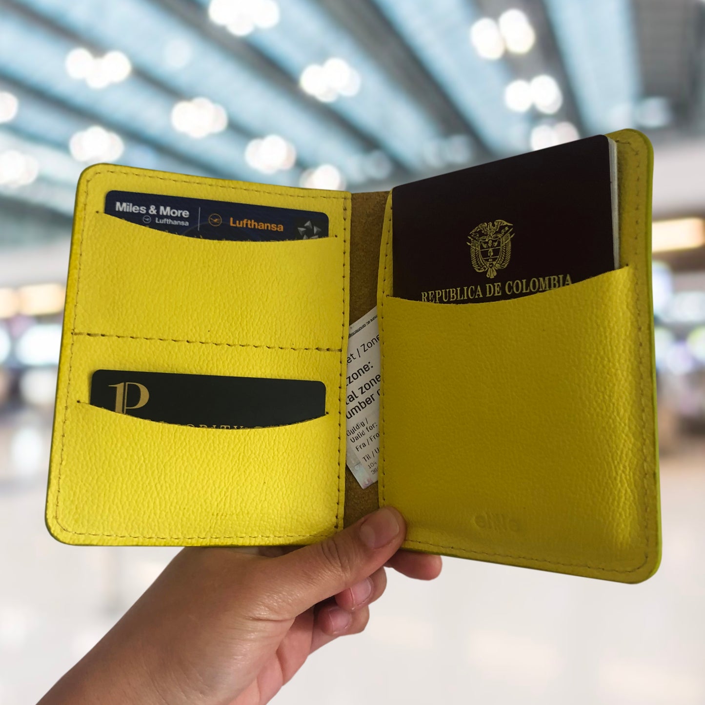 Porta pasaporte en cuero | ENNE Taller de Cuero