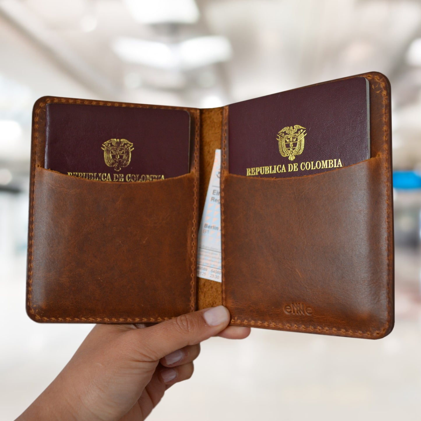 Porta pasaporte en cuero | ENNE Taller de Cuero