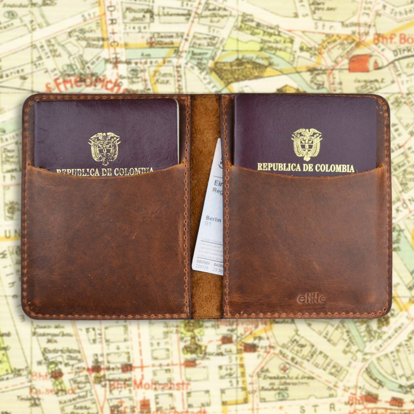 Porta pasaporte en cuero | ENNE Taller de Cuero