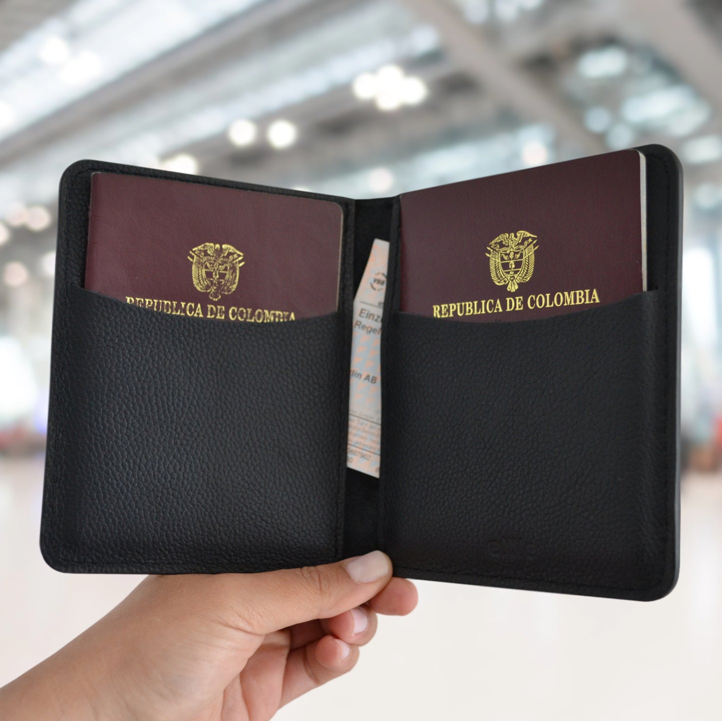 Porta pasaporte en cuero | ENNE Taller de Cuero