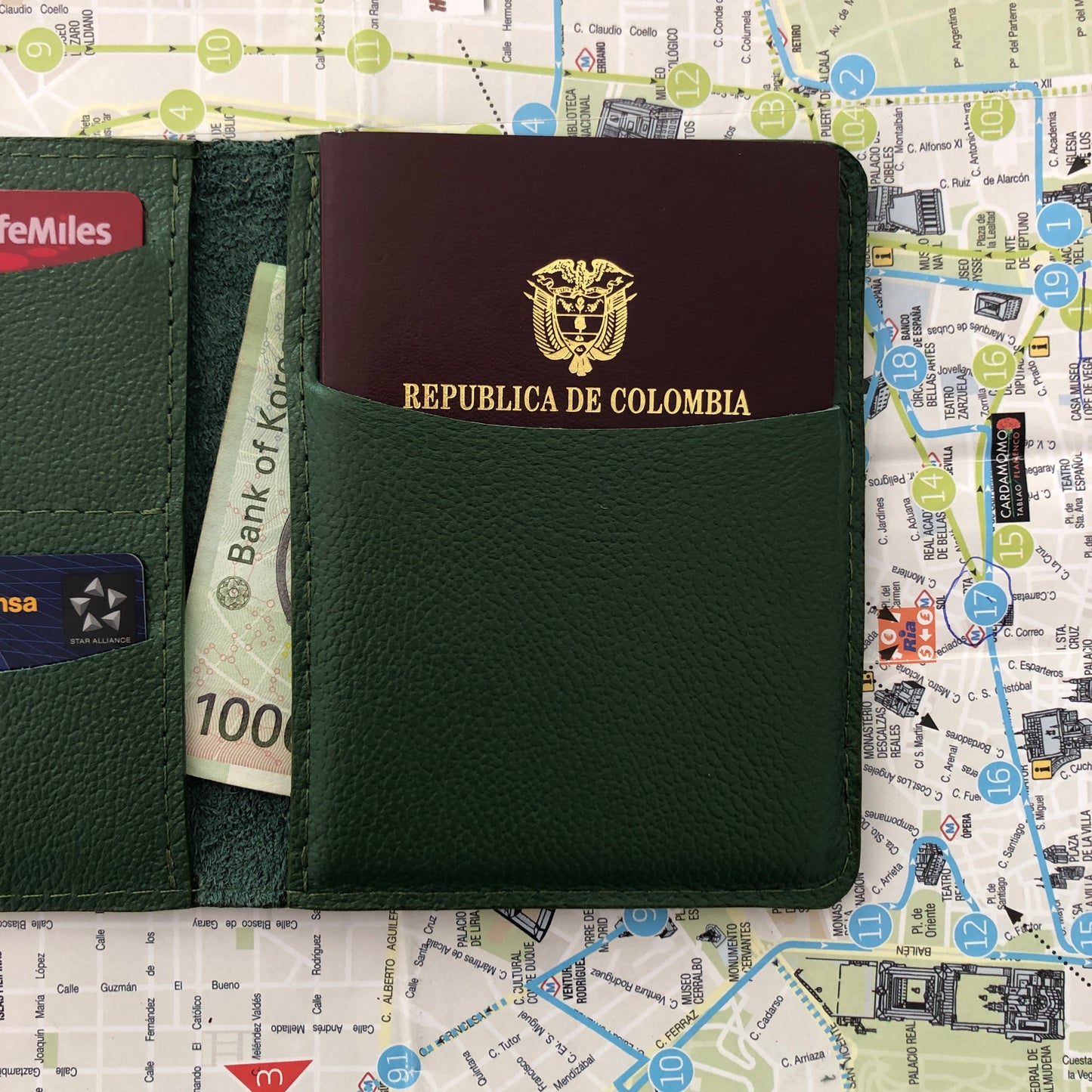 Porta pasaporte en cuero | ENNE Taller de Cuero