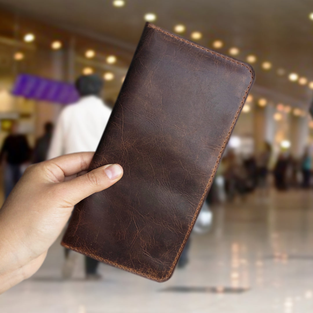 Porta pasaporte en cuero | ENNE Taller de Cuero