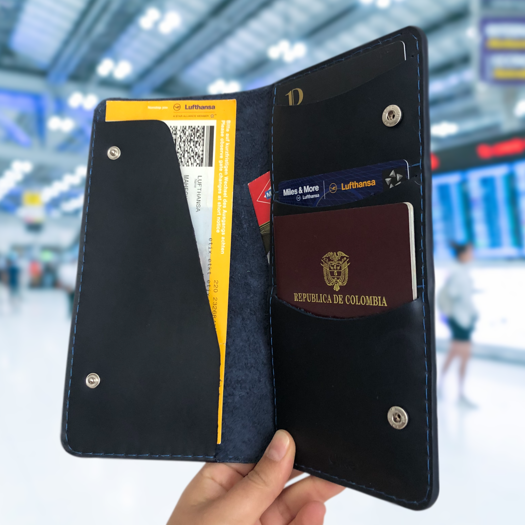 Porta pasaporte en cuero | ENNE Taller de Cuero