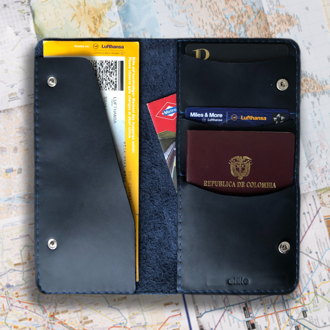 Porta pasaporte en cuero | ENNE Taller de Cuero