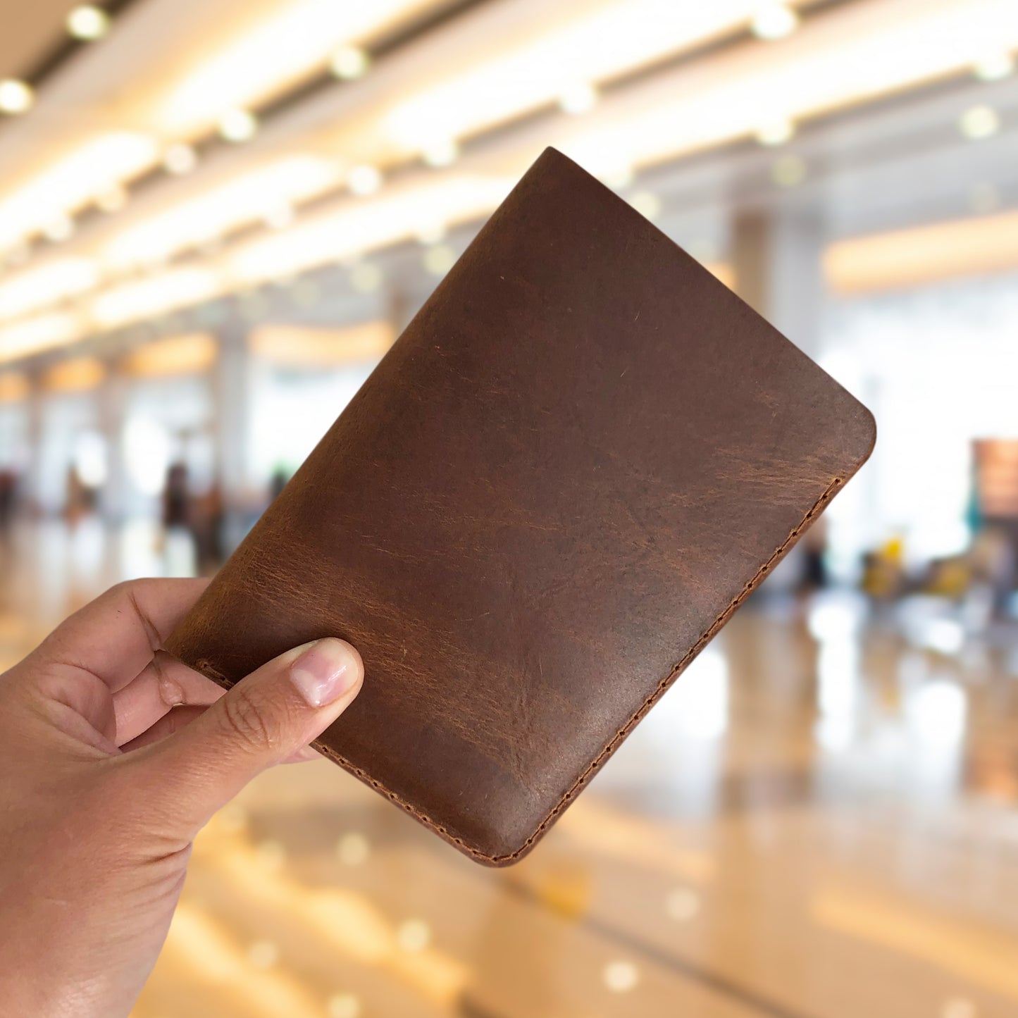 Porta pasaporte en cuero | ENNE Taller de Cuero