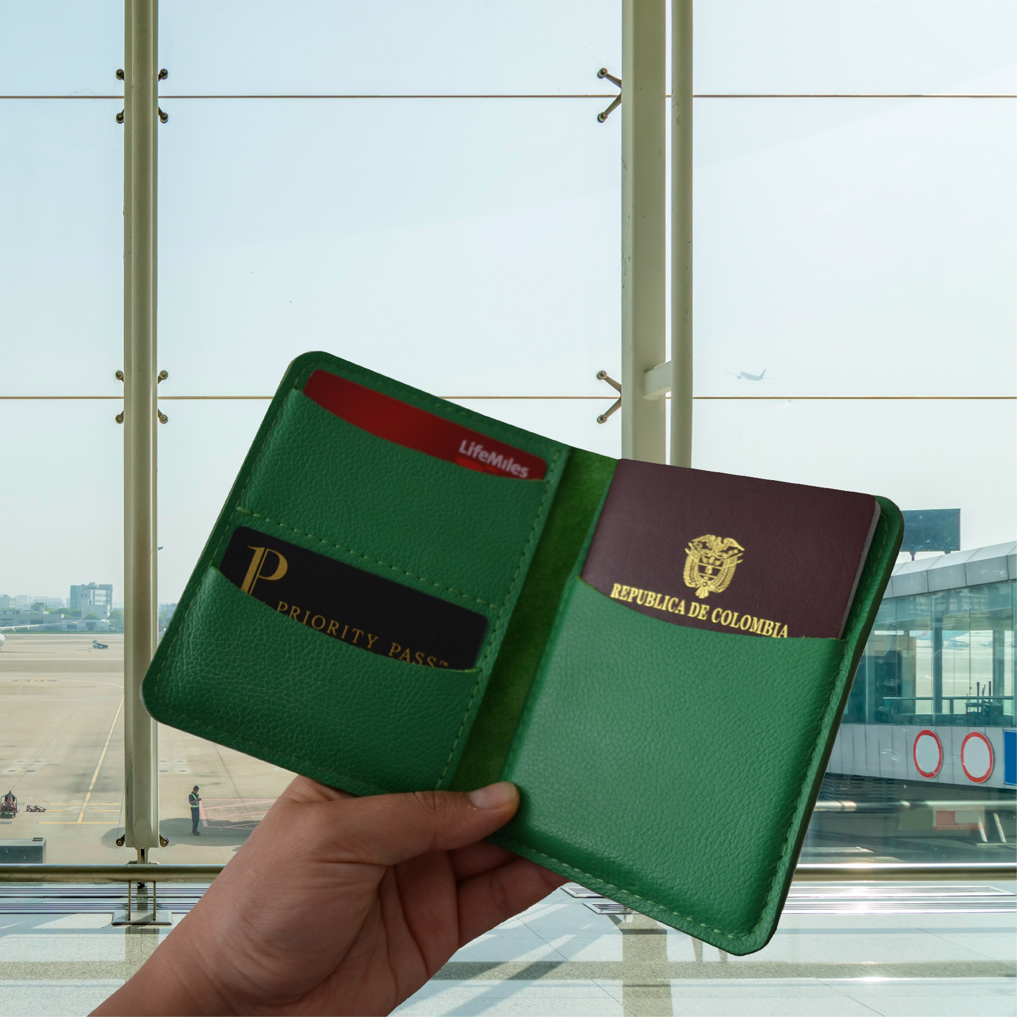 Porta pasaporte en cuero | ENNE Taller de Cuero