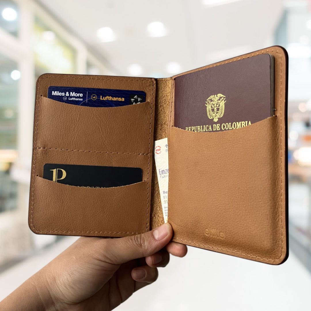 Porta pasaporte en cuero | ENNE Taller de Cuero
