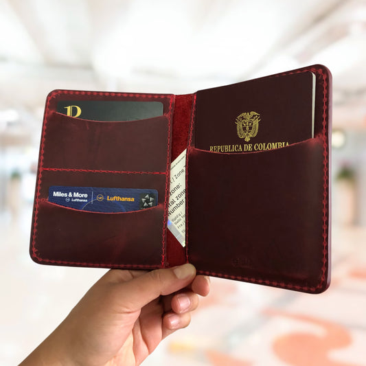 Porta pasaporte en cuero | ENNE Taller de Cuero
