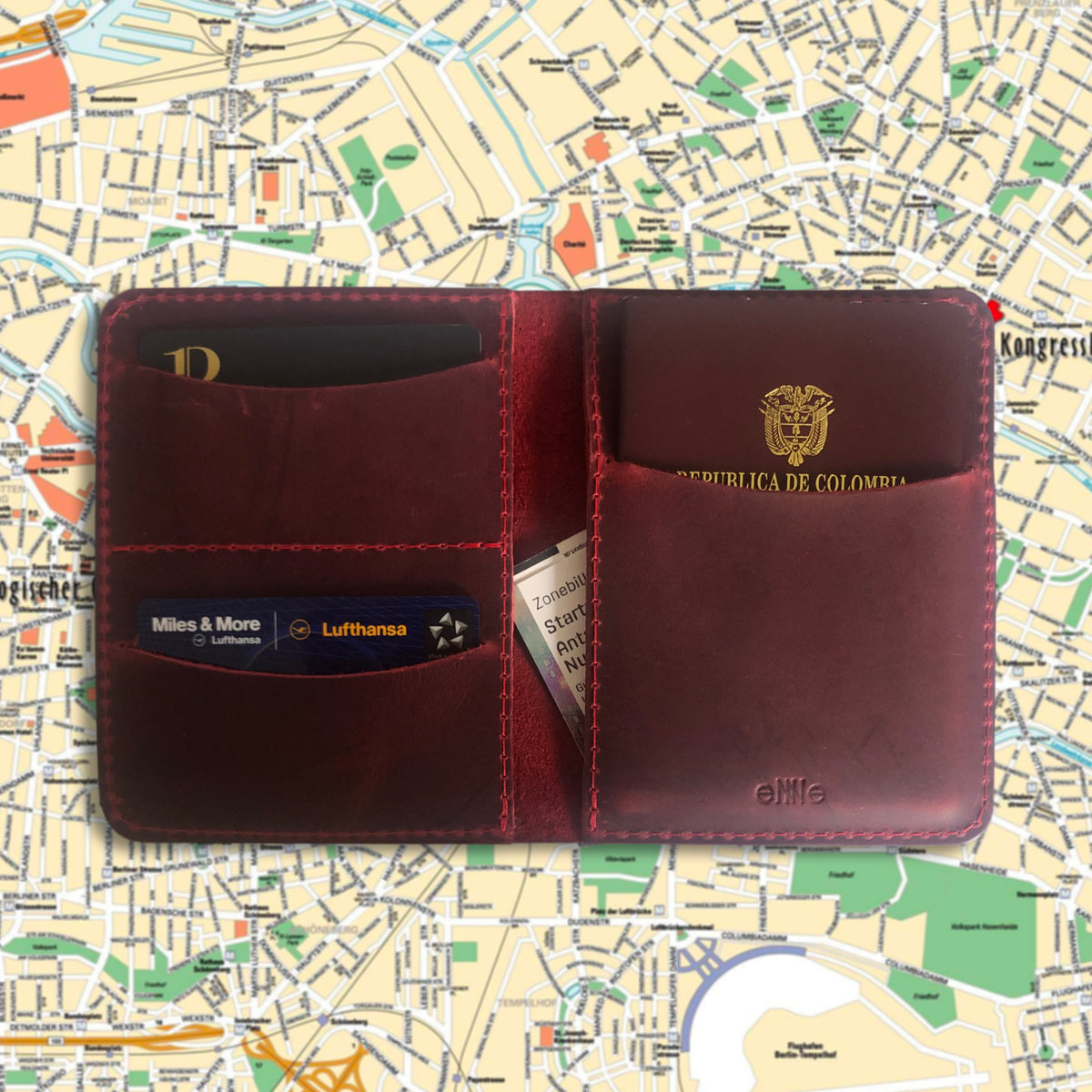 Porta pasaporte en cuero | ENNE Taller de Cuero