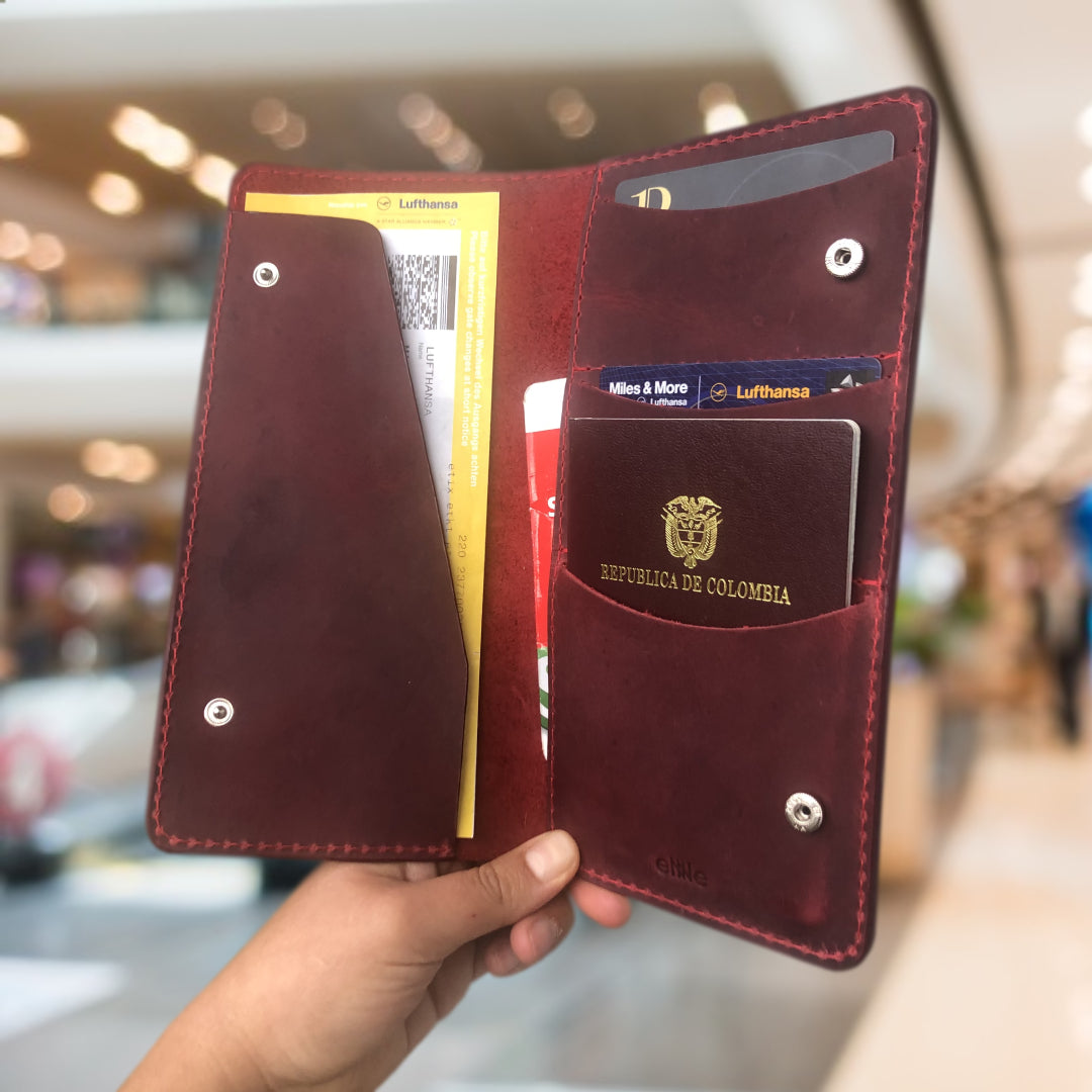 Porta pasaporte en cuero | ENNE Taller de Cuero