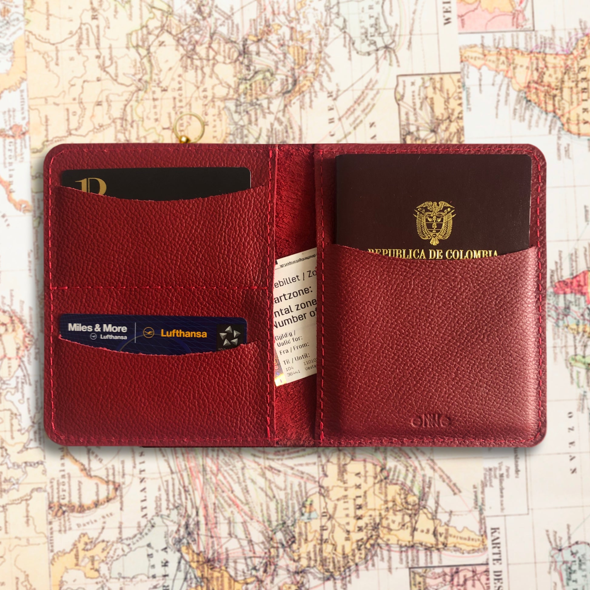 Porta pasaporte en cuero | ENNE Taller de Cuero